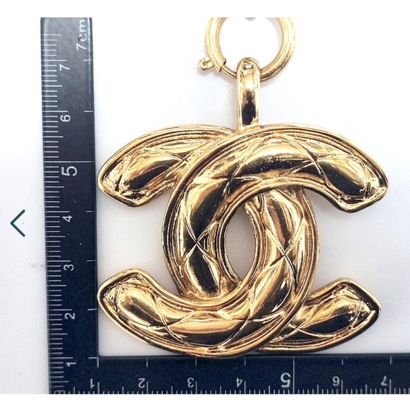 ✨ RARE Vintage CHANEL Quilted CC Logo Pendant Necklace ✨👜 Bold • 💯 Authentic - Picture 3 of 12
